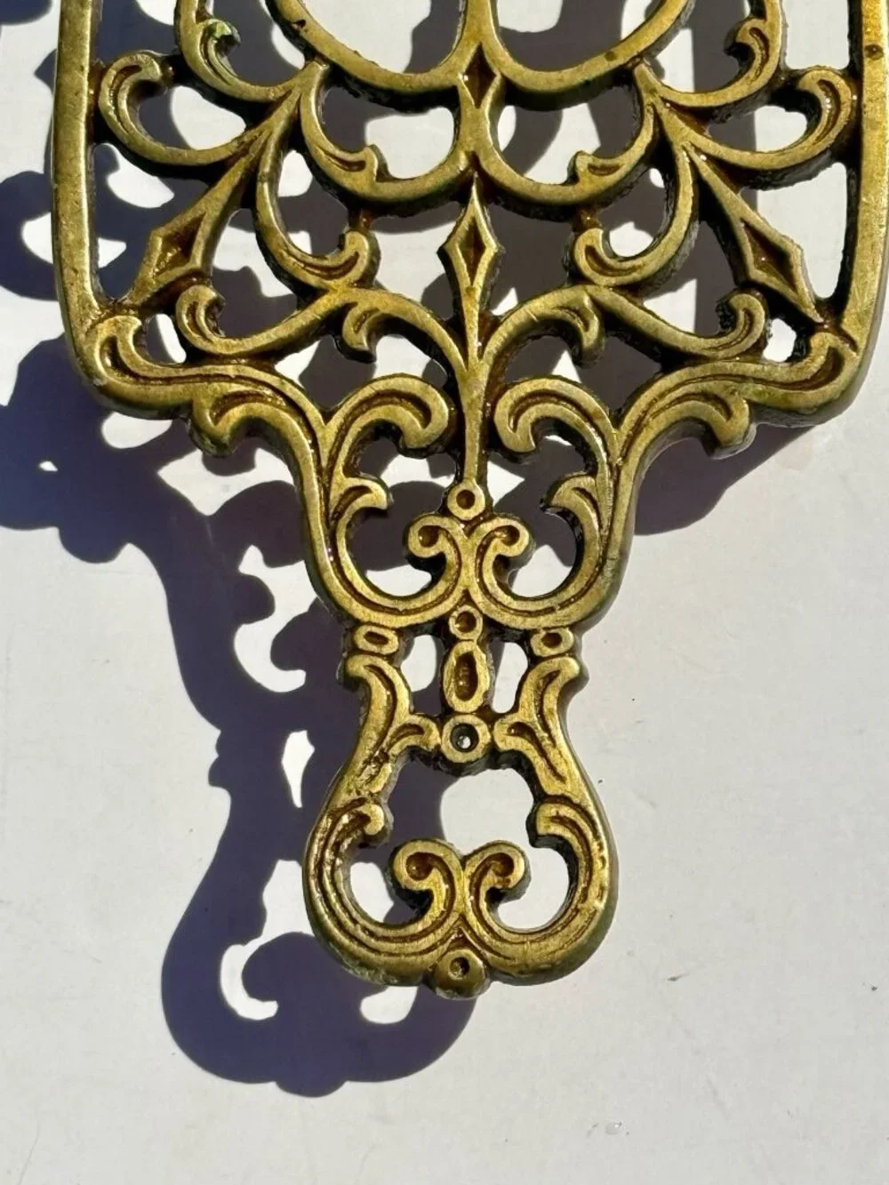 Vintage Original VIRGINIA METALCRAFTERS Brass Sad Iron Trivet Rosette 9-5